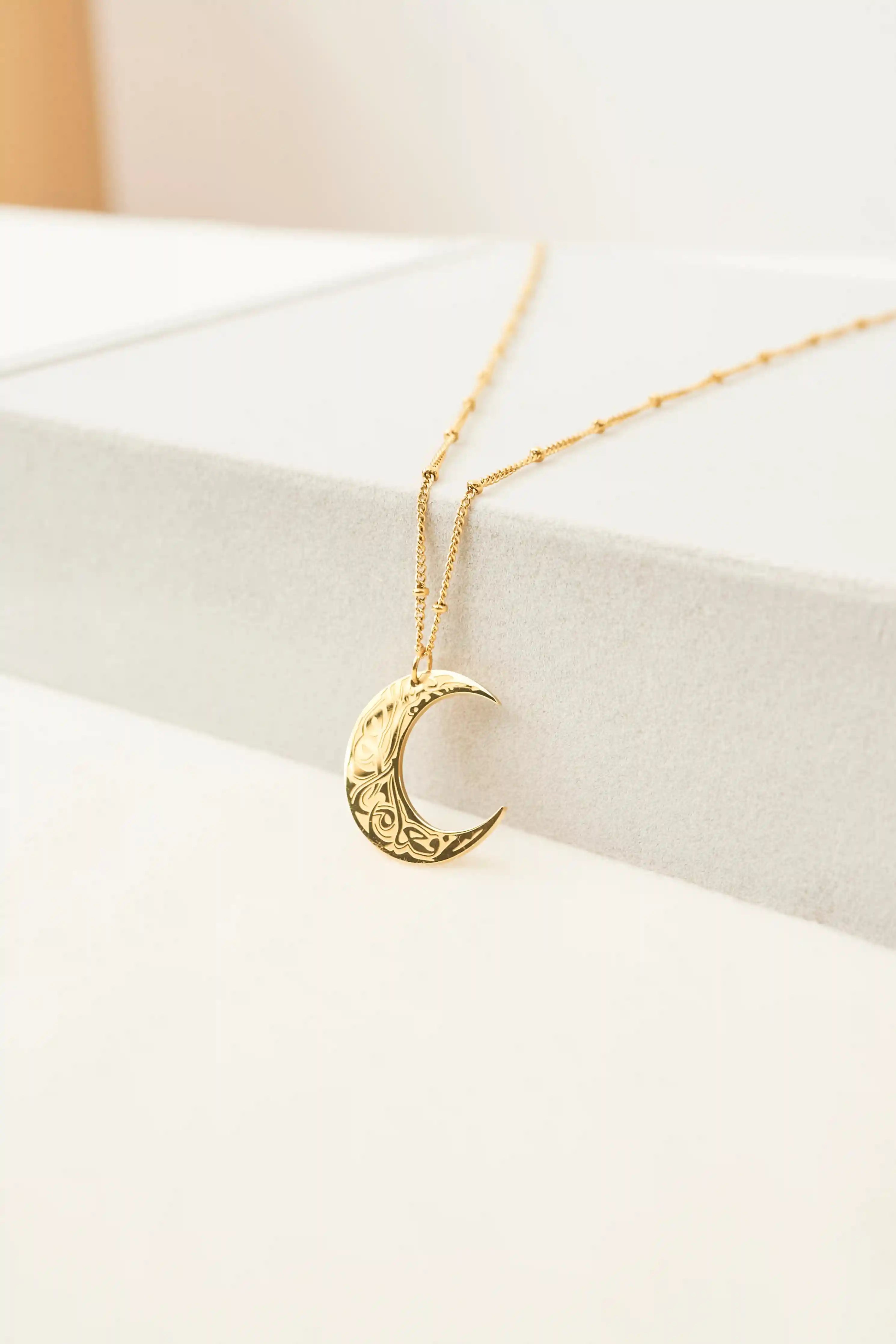 Nūr al-Qamar Necklace Elaan